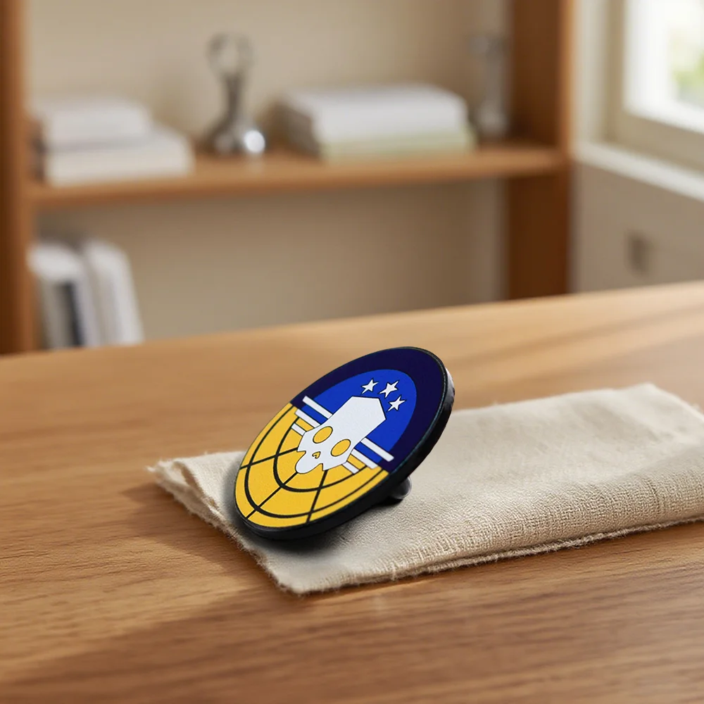 Cartoon-Schädel-Stern-Emblem-Anstecknadel, klassische Spiel-Peripherie-Brosche, interstellares Design, Metallabzeichen, Sammlerstück für Spielefans, Geschenk – Detail 6
