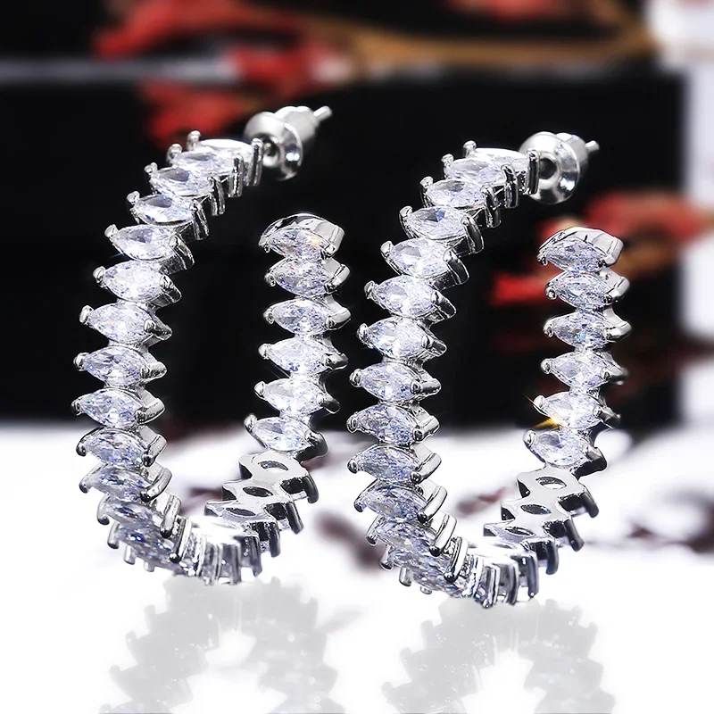 Huitan Hiphop Stil Großen Kreis Hoop Ohrring für Frauen Intarsien Kristall Zirkonia Glänzend Vielseitig Weiblichen Schmuck Drop Shipping