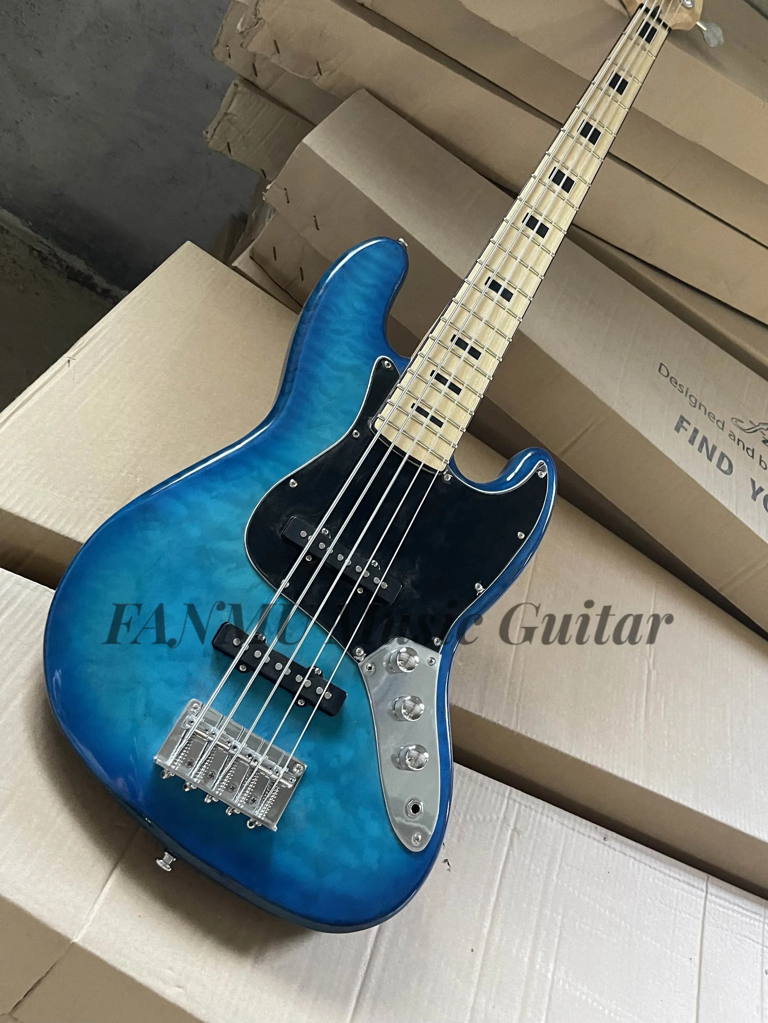 

Classic 5 strings blue bass, ASH wood body, Quilted maple top, black square inlaid maple fingerboard, fixed bridge, customizable