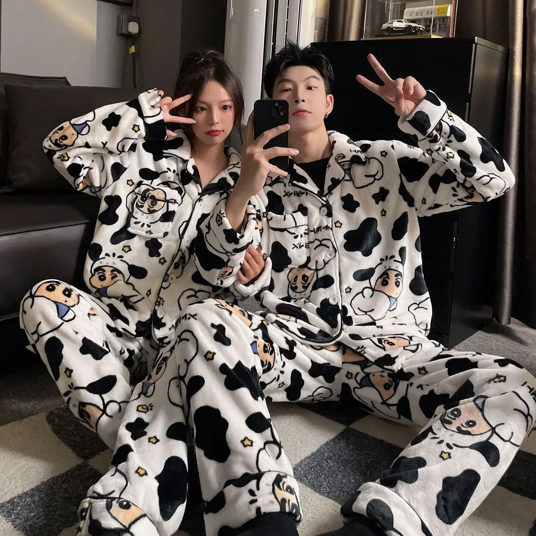 Cartoon Crayon Shin-Chan Herren Damen Flanell-Loungewear Anime Verdickte Coral-Fleece Oberteile und Hosen Studenten 2-teiliger Plüsch-Paar-Pyjama