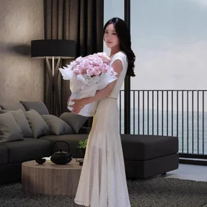 エレガントなスリミングロングドレス2024初秋に新しいスタイルフレンチホワイトニットチェーン女性のためのウエストフィットドレス 12ベストセールスケイトミドルトンジュエリー-10