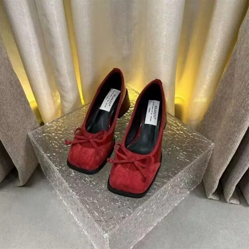 

Женские туфли-лодочки среднего размера на массивном каблуке с бантом. Женские туфли-лодочки с квадратным носком и блочным каблуком. Шикарные и элегантные повседневные слипоны в некорейском стиле.