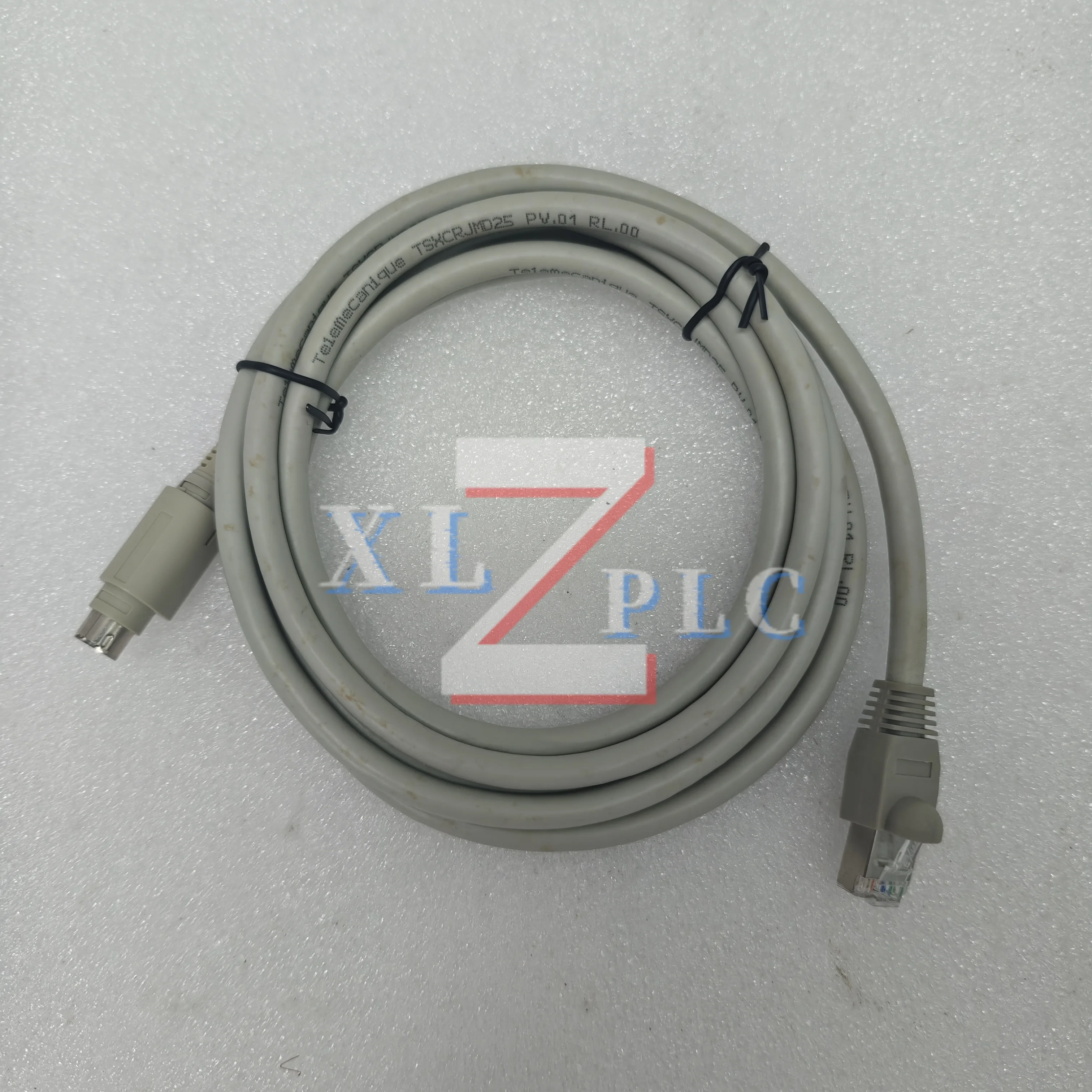 상자에 들어 있는 새 프로그래밍 케이블 TSXCRJMD25