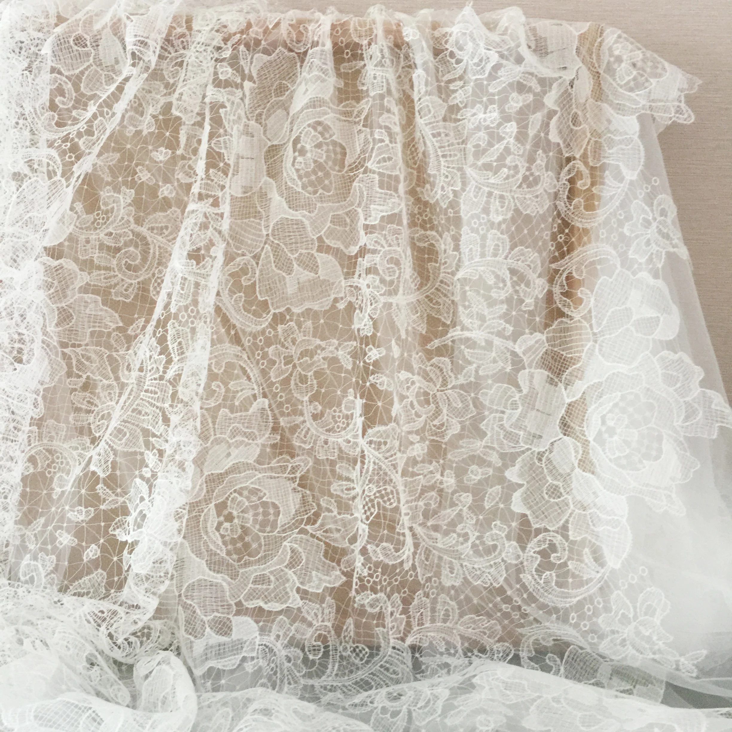 1 Yard Elfenbein Exquisite Alençon-Spitze Stoff mit Häkeln Muster Floral Emrboidery Stoff für Hochzeit Kleid, Spitze Caps – Detail 5