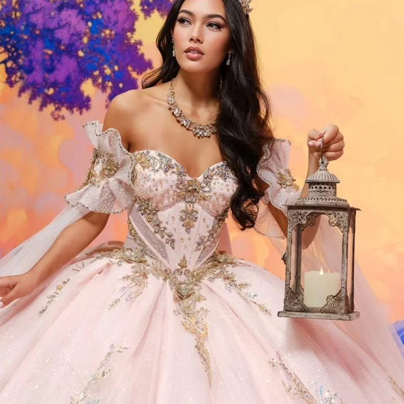 

Блестящее светло-розовое платье Quinceanera с открытыми плечами, кружевное платье с кристаллами и золотыми блестками, длинный хвост, большой бант, платья de 15, Quinceanera