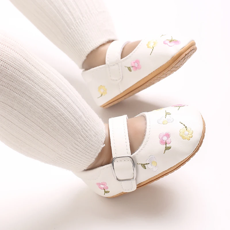 Nieuwe Baby Meisjes Schoenen Geborduurde kleine bloemen Feestjurk Eerste Walker Antislip Antislip Rubberen Zool Zuigelingen meisje Wieg Schoenen