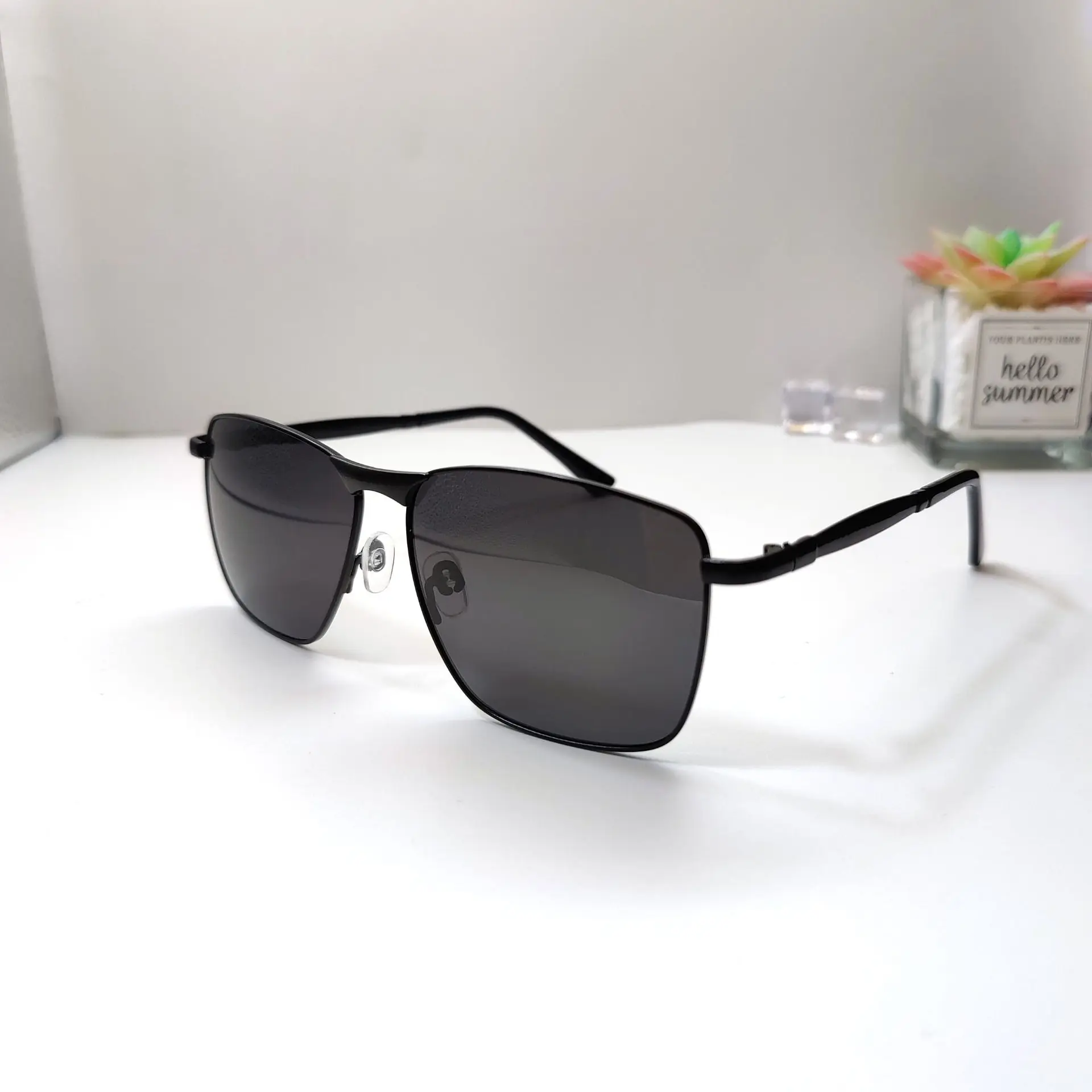 Quadratische Sonnenbrille für Männer und Frauen, polarisiert, schwarzer Metallrahmen, UV400-Schutz, hochwertige modische Sonnenbrille für das tägliche Fahren im Freien