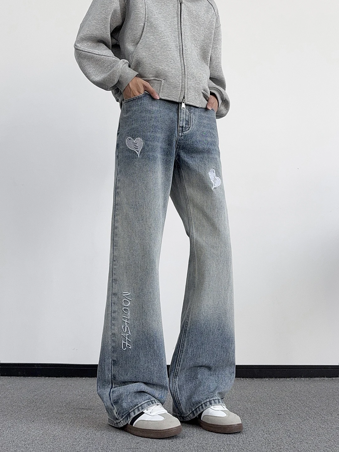 

Новинка 2026 года, уличные широкие джинсы с вышивкой в форме сердца, мужские свободные повседневные длинные брюки с высокой талией, джинсовая ткань с высокой талией