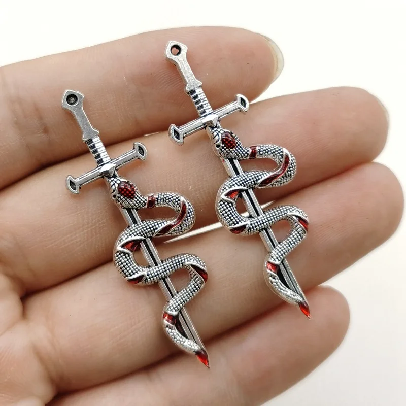 

10 шт., новая модная ретро капельная масляная красная змея с мечом, маленькая подвеска, аксессуары, сделай сам, змеиный меч, ювелирные аксессуары из сплава