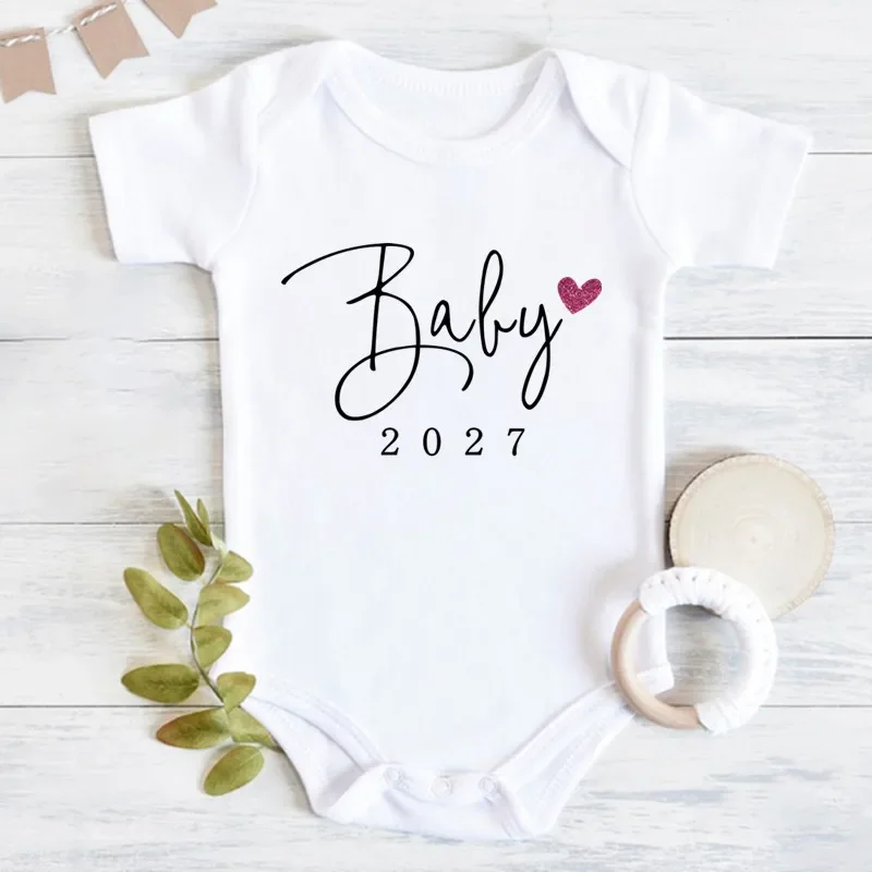 Nouveaux Bodys Bébé Été 2027 pour Garçons et Filles, Combinaisons et Grenouillères pour Révélation de Grossesse, Vêtements Adorables pour Bébés à venir 1 Nouveaux Bodys Bébé Été 2027 pour Garçons et Filles, Combinaisons et Grenouillères pour Révélation de Grossesse, Vêtements Adorables pour Bébés à venir 1
