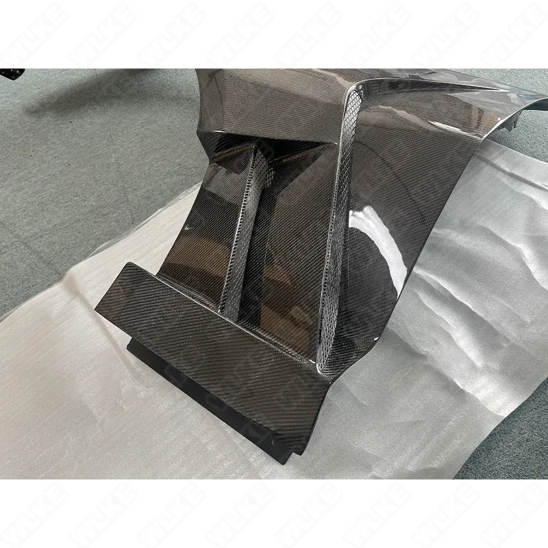 

Вентилируемые передние крылья из карбона 2016-2023