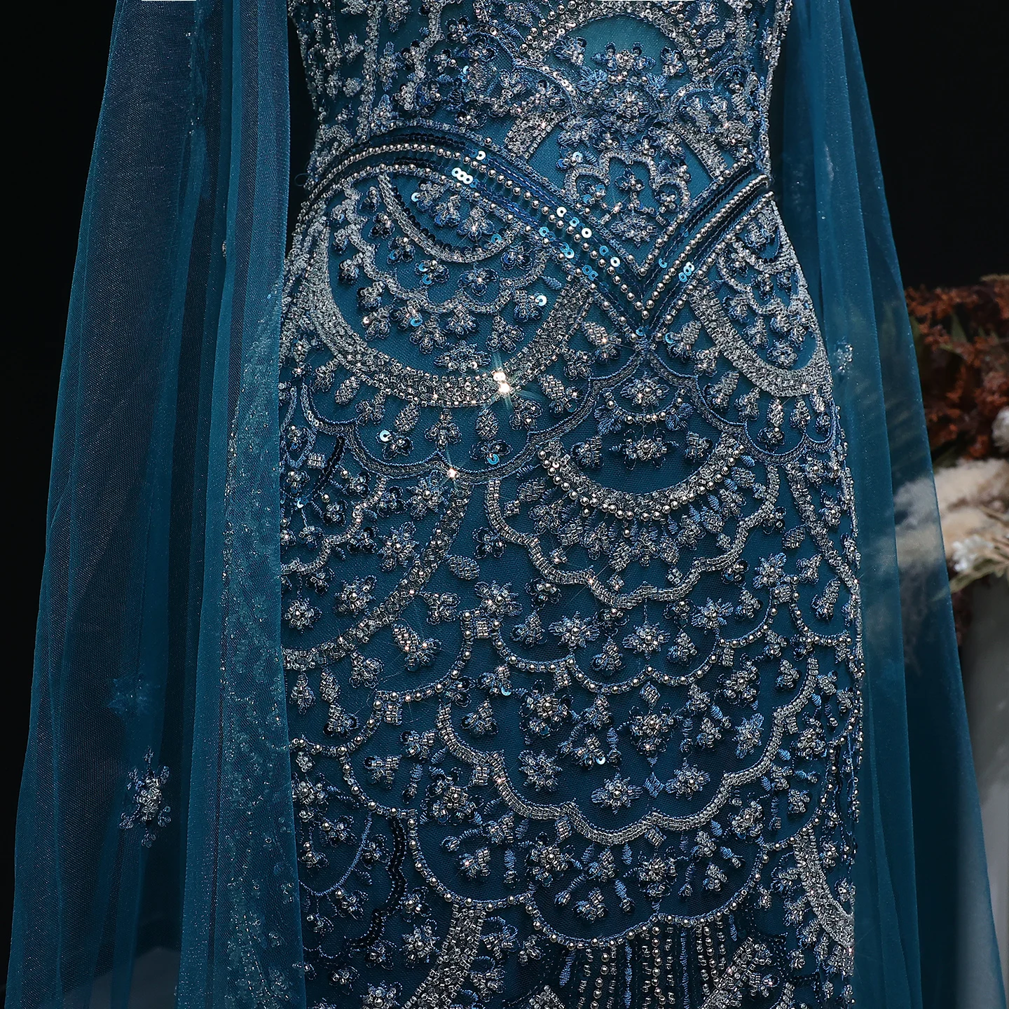 Sharon Said Luxuriöses Türkisfarbenes Abendkleid in Übergröße mit Cape-Ärmeln, Neckholder, Perlenbesatz, Dubai Arabisches Damen-Abendkleid SS028 Maßanfertigung – Detail 7