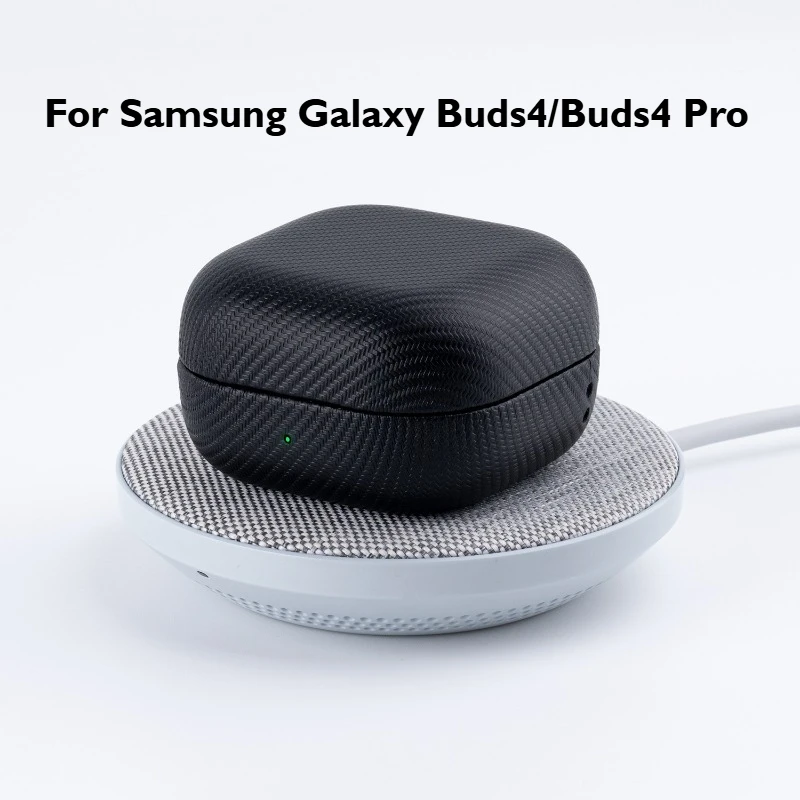 

Защитный чехол для наушников Samsung Galaxy Buds4/Buds4 Pro с узором под карбон и текстурой личи из натуральной кожи