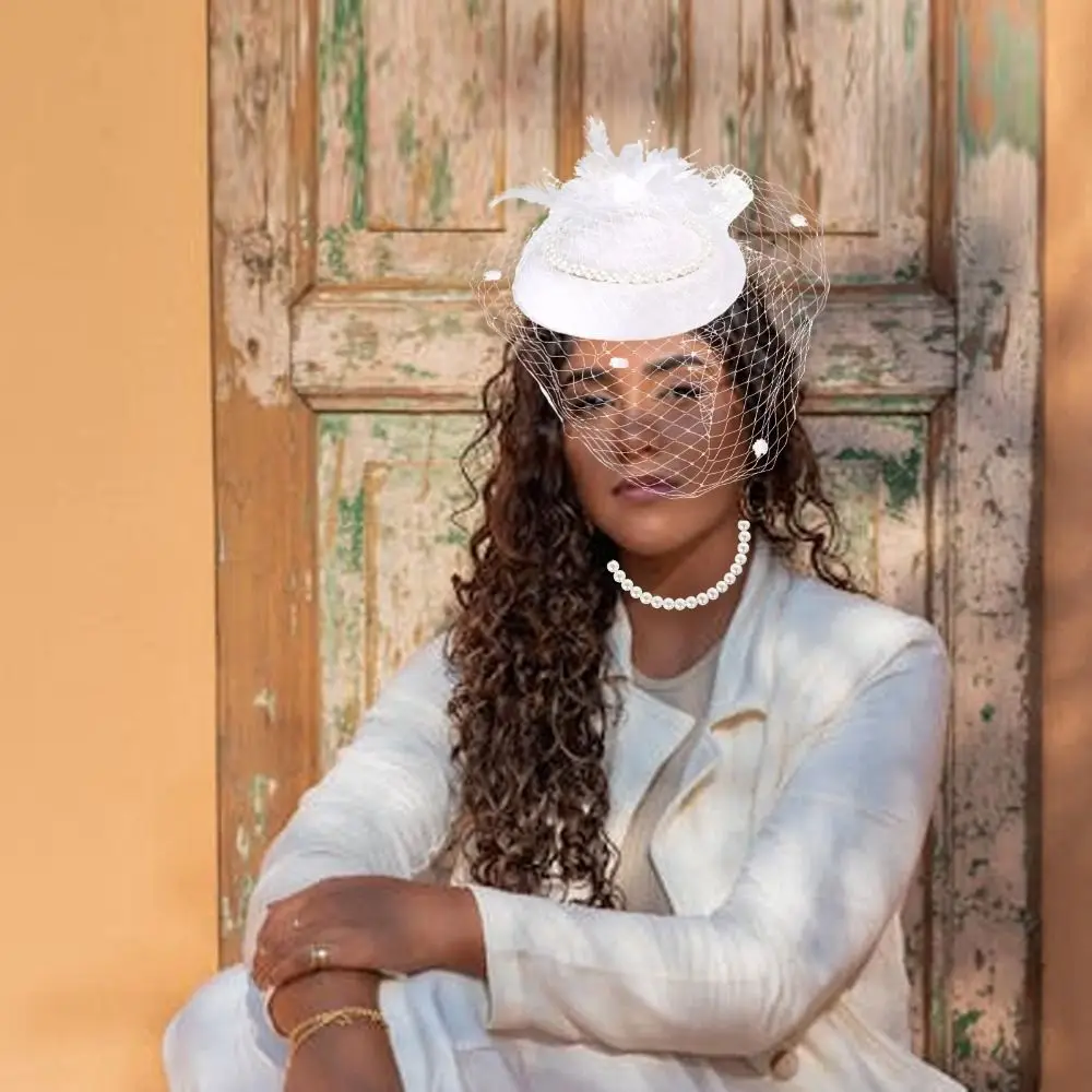 Женская шляпа с вуалью и перьями, погребальные шляпы для женщин, кружевные перчатки, жемчужное ожерелье, головные уборы Дерби для женщин, цвет бежевый, белый головной убор