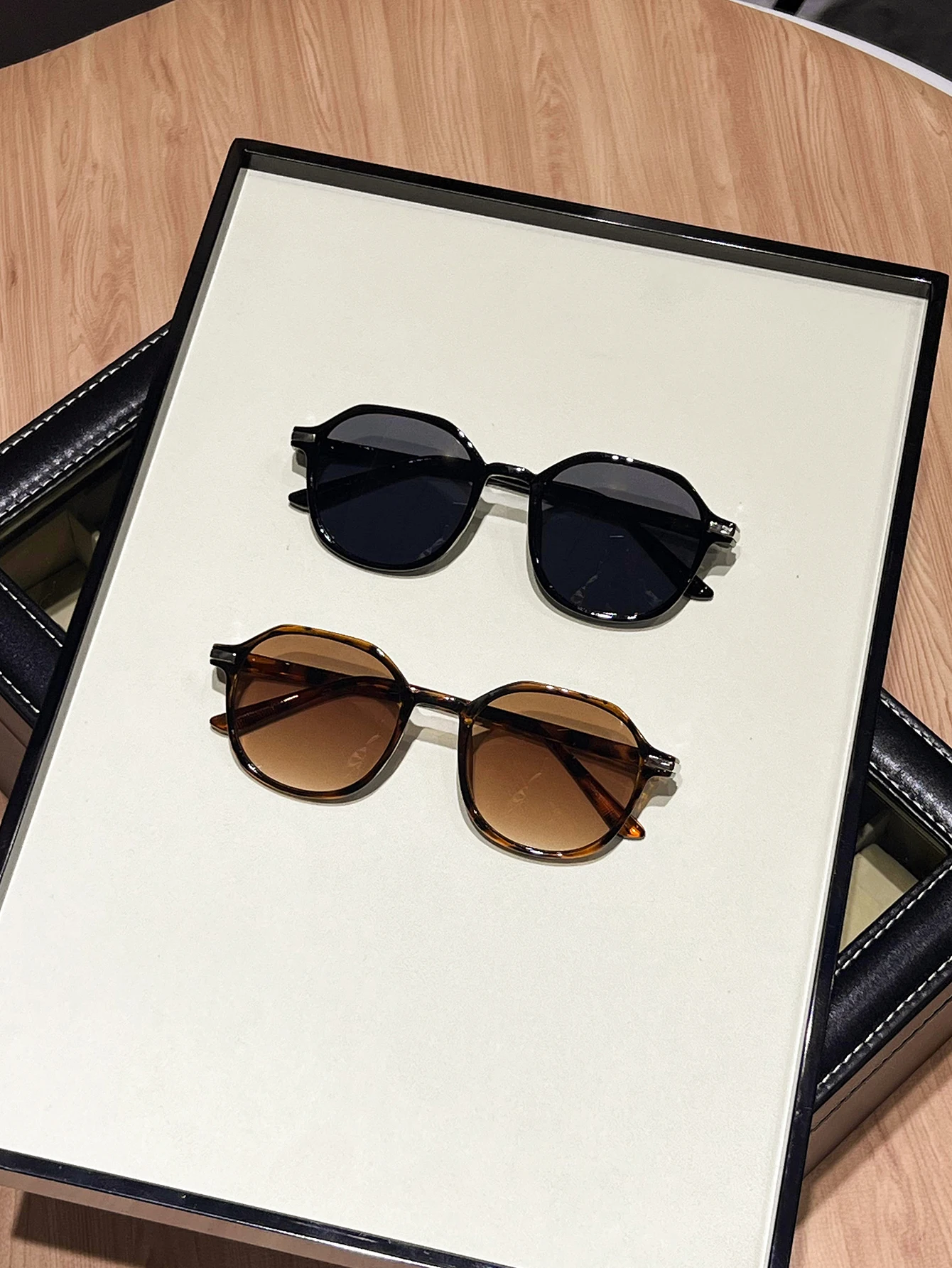 2 Stück Retro-Mode-Sonnenbrillen in Schwarz und Schildpatt-Kombination, geeignet für Pendeln, Ausgehen und Freizeitkleidung