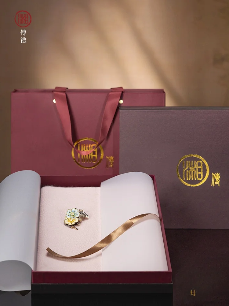 

Handmade Camere Scarf with Water Wave Pattern And Hunan Embroidery Pin Luxury Gift Set Traditional Chinese Sle Home Textiles