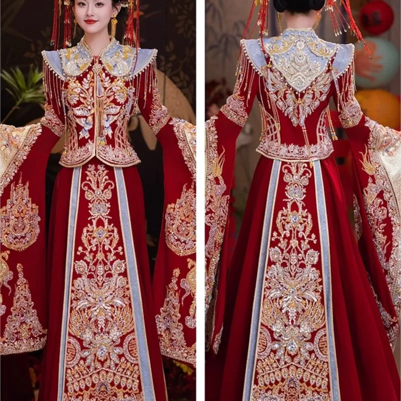 The new style of wedding dress from Heavy industry featuring a phoenix crown and red cape is Chinese-style gown for dragon