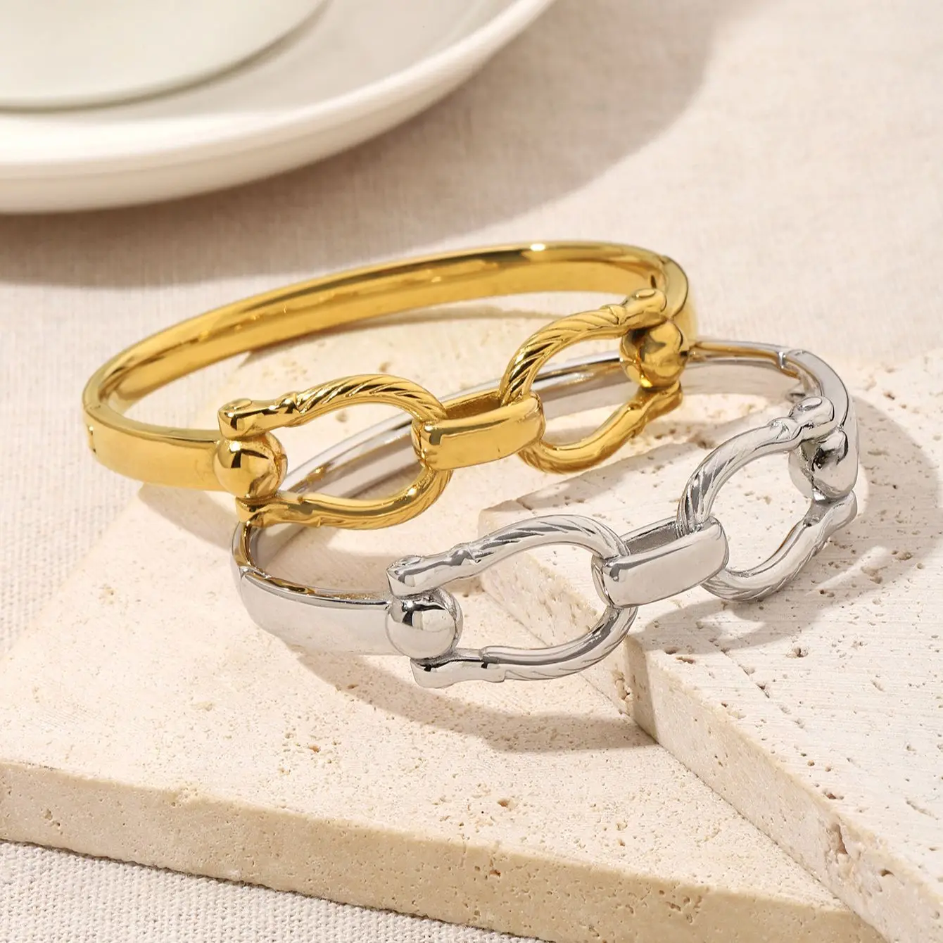 سوار مجوف أنيق من الفولاذ المقاوم للصدأ مطلي بالذهب عيار 18 قيراط، أساور مفتوحة قابلة للتعديل مثالية للارتداء اليومي والحفلات وتقديم الهدايا #2