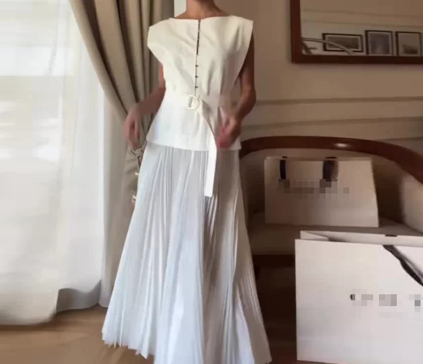 

Gorgeous Solid Color Round-Neck Sleeveless Vest, Blending Patchwork and Pleats in a Stunning Dress