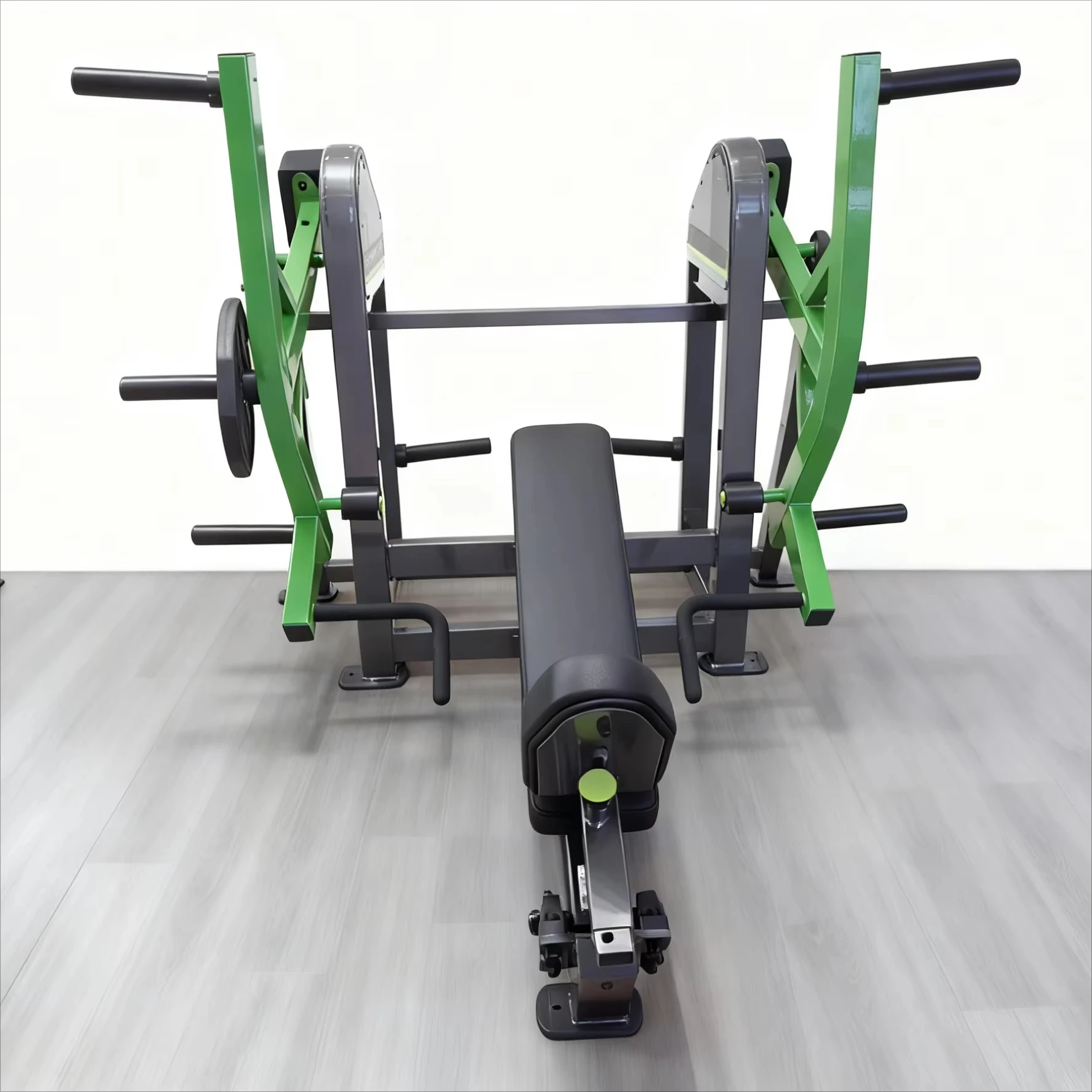 معدات الصالة الرياضية الاحترافية، لوحة ثقيلة محملة في صالة الألعاب الرياضية، آلة التجديف، تدريب القوة، رفع الطاقة، الصف المتطرف لصالة الألعاب الرياضية