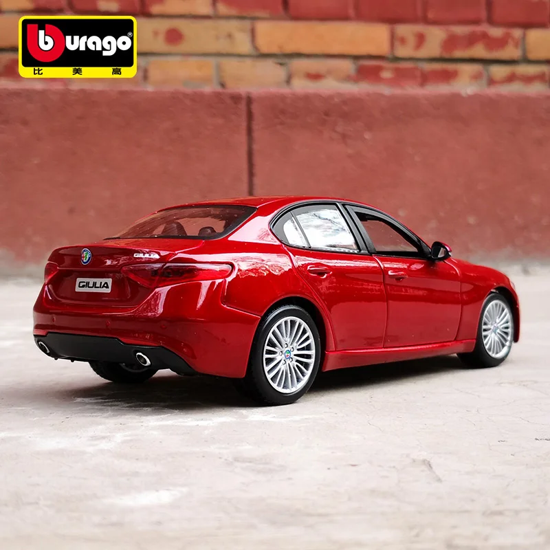 

Bburago 1:24 Alfa Romeo Giulia Alloy Sports Car Model Diecasts Metal Vehicles Car Model High Simulation Collection Kids Toy Gift