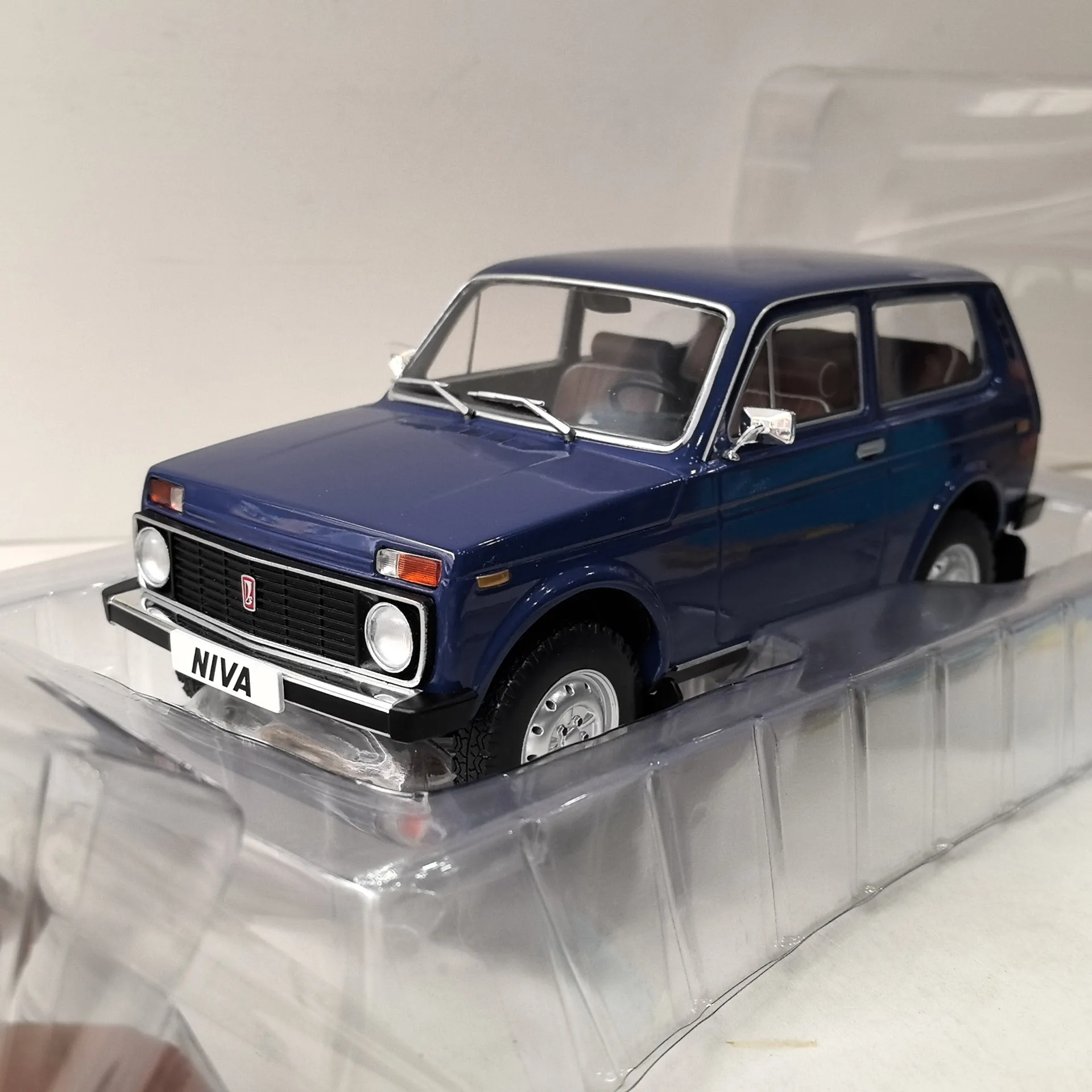 

Diecast MCG 1/18 Scale LADA NIVA Alloy Car Model Collectible Toy Gift Souvenir Display Ornament
