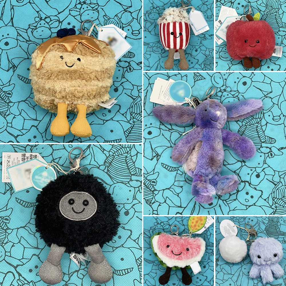 Muffin-Plüschtier, kleiner Plüschhase mit Blumenmuster, Popcorn-Plüschtier und Taschenanhänger in Form einer Wassermelone und einer Volleyballkugel.