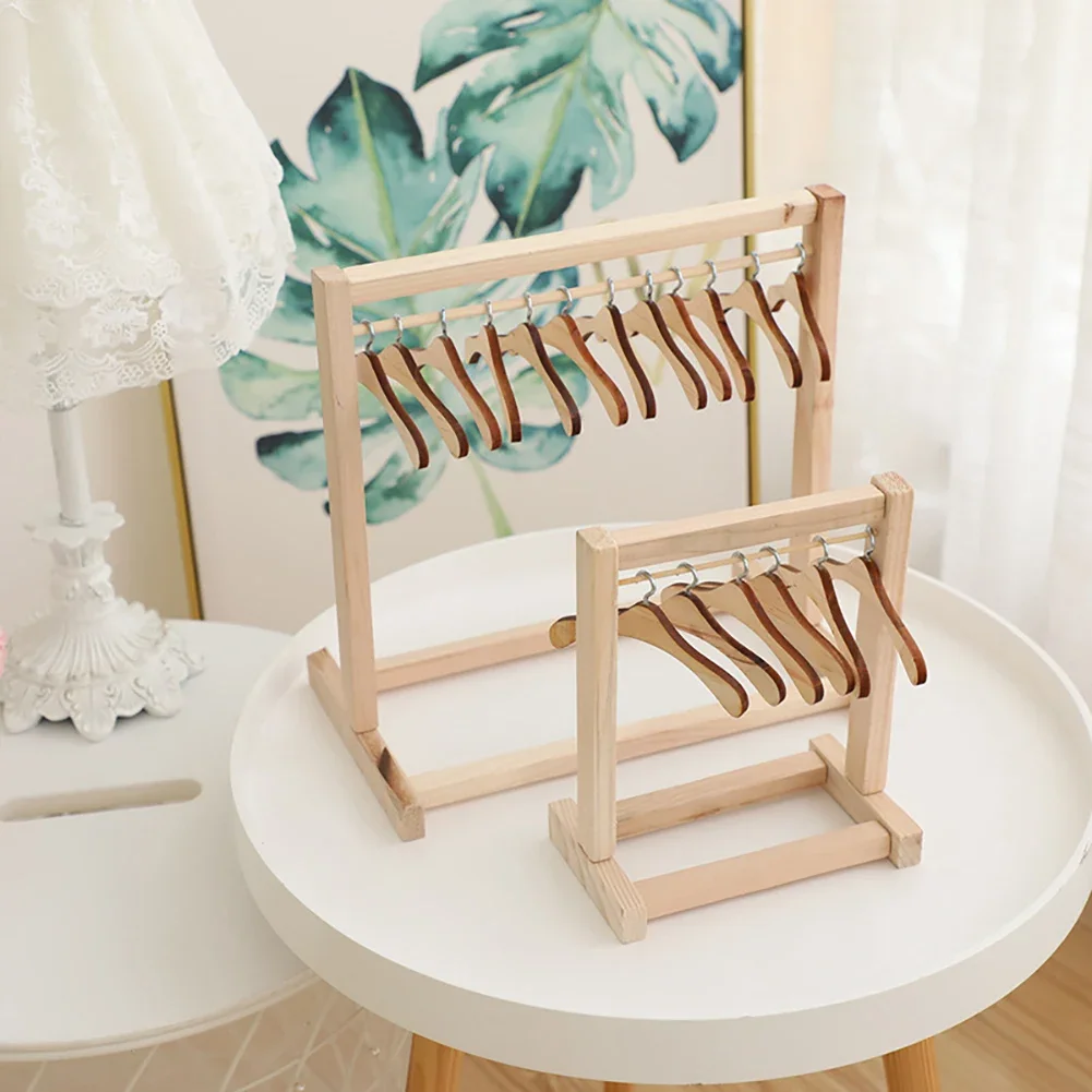 10 Stück Holz Kleiderbügel Miniatur Kleiderbügel Kunststoff Puppen Rack Spielzeug für Kinder kleine Kleidung Outfit Kind Baby Puppe so tun, als würden sie Spielzeug spielen