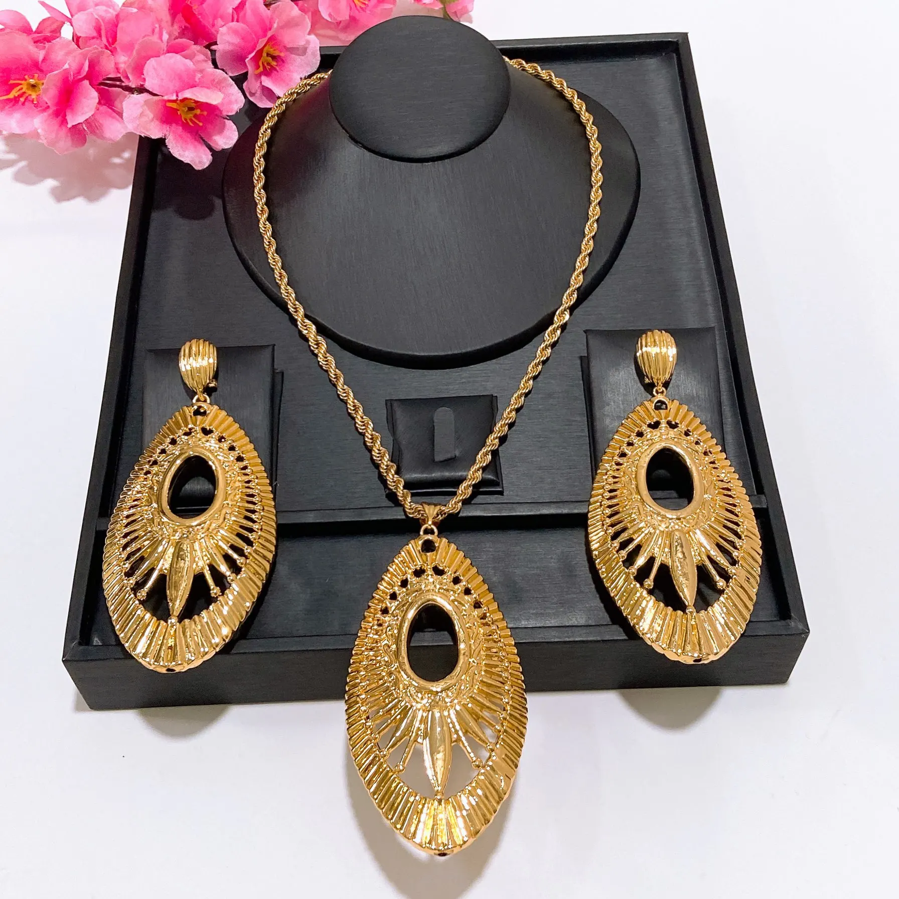 Stunning Hotsale Huge Leaves Shape Light Weight Two Piece Jewelry Set For Women Trendy Collar Earrings Pedants Wedding Jewellery