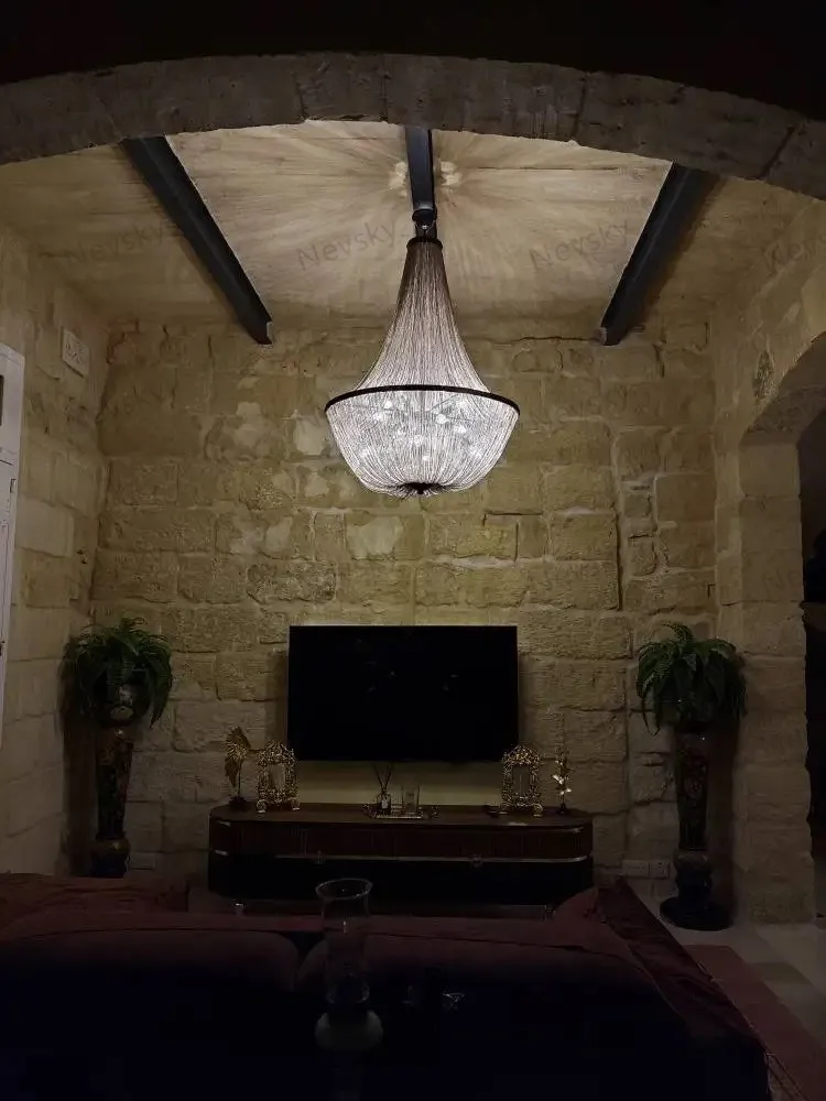 Lampadario scuro con acqua corrente