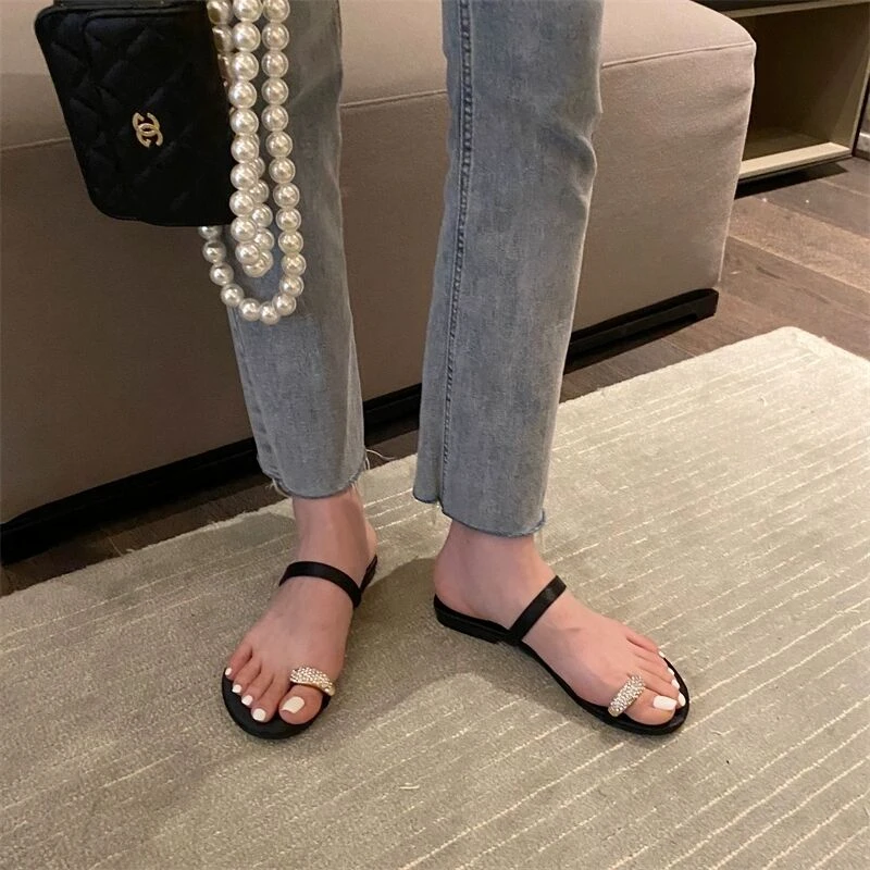 2025 New Summer Flat Flip Flops with Rhinestones Patent Leather Clip Toe Women Sandals Crystal Beach Girls Shoes Women