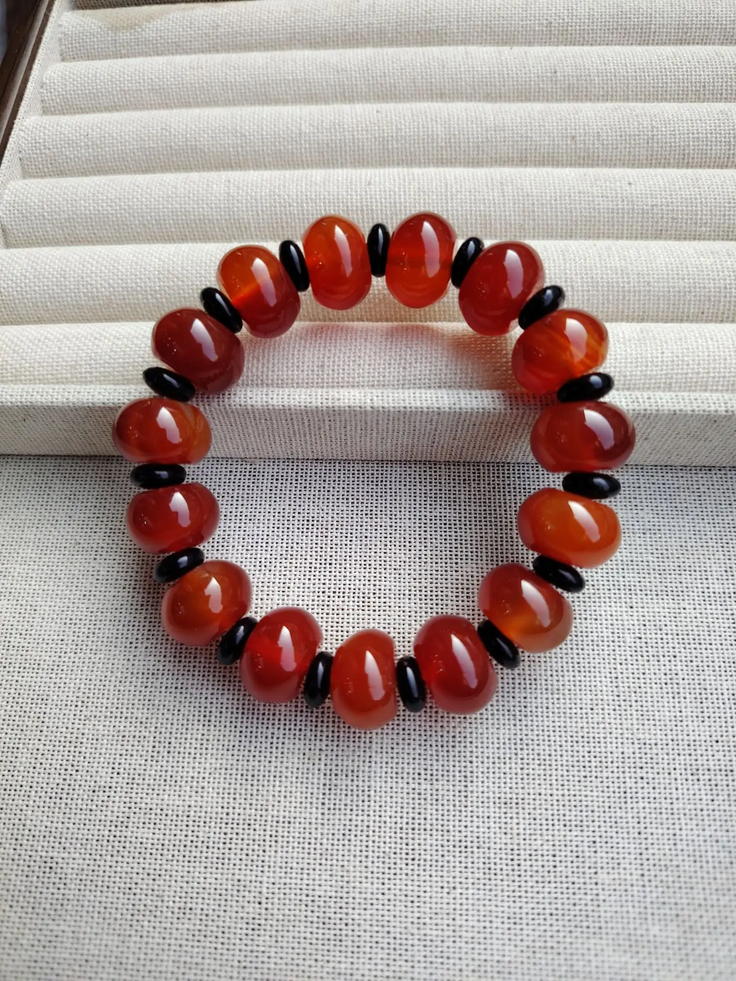 

Изысканный браслет счетами из красного агата для мужчин и женщин, символизирующий удачу и счастье, идеальный подарок для семьи и друга.