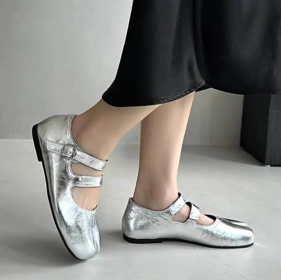 Japanese White/Silver Tabi Ninja Shoes Ladies Trotter Flats Women Split Square Toe Loafers One Word Buckle Femme Split Toe Shoes