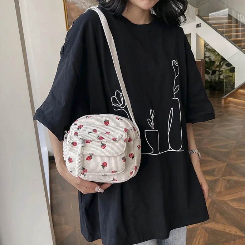 

High End Tote Bag For Ladies With An Elegant Parisian Designer Inspired Look And Leather Finish