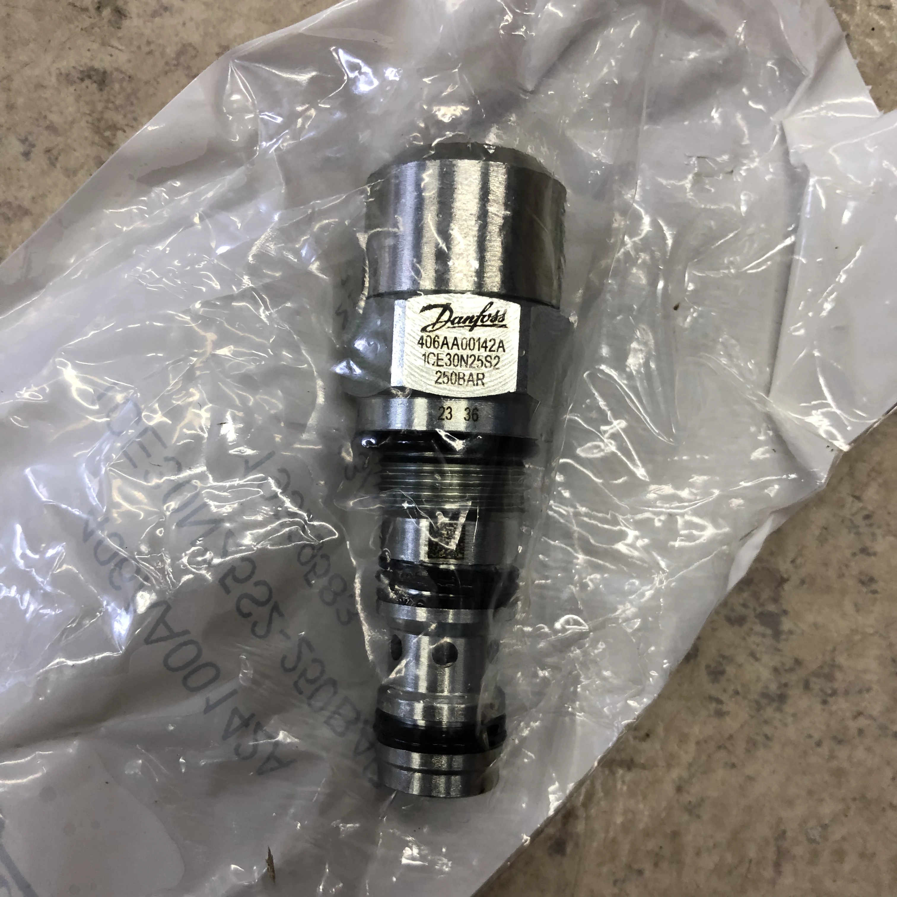 1CE30N25S2 406AA00142A  1CE30N 1CE30 1CE30N25 1CE30N25S Original Genuine  Cartridge Valve eat on vi ck ers IH