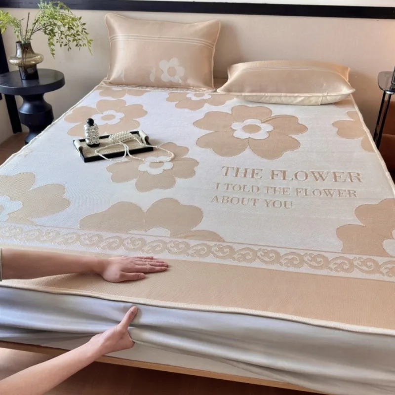 

2025 new class A carbon light antibacterial cool feeling washable ice silk mat mattress printed simple three-piece set