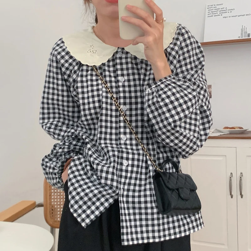 Elegancka, jesienna, luźna, długa koszula w kratę z kołnierzykiem typu \"doll collar\", zapinana na guziki, z kolorowymi mankietami, dla młodszej wyglądającej.