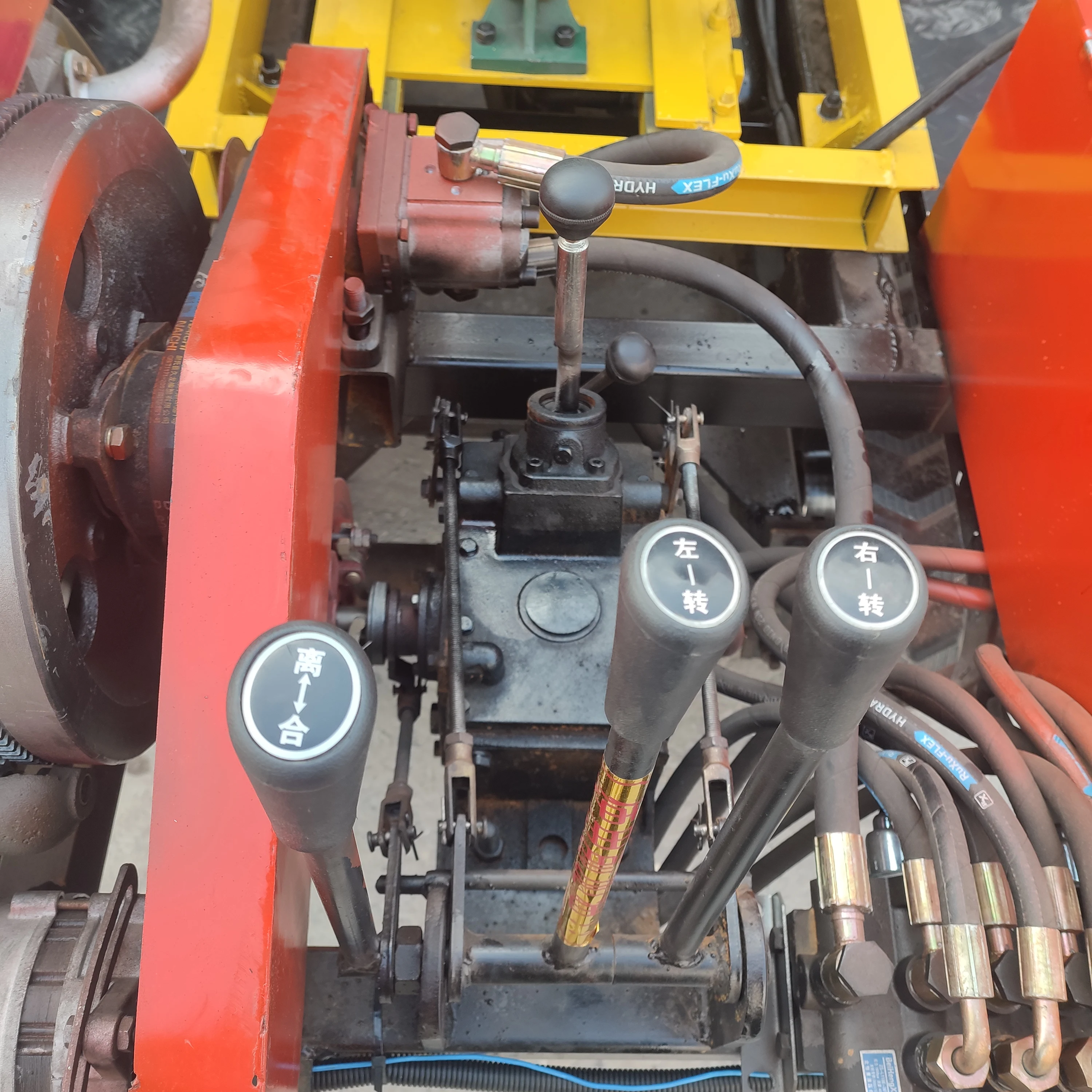 簡単操作 200m掘削 新型ポンプモーターギアベアリングコア カスタムメイド 22馬力 EPA認証 農業用水井戸掘削リグ