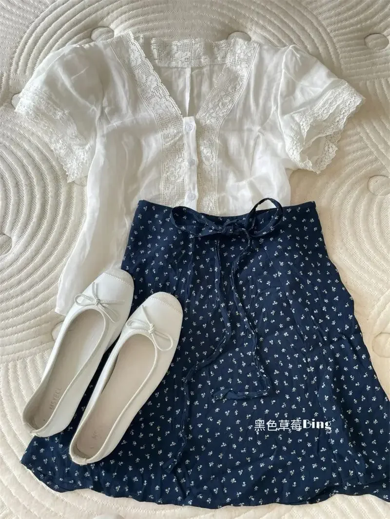 

Корейский модный милый комплект из двух предметов, женская одежда, повседневная кружевная рубашка с v-образным вырезом и коротким рукавом, мини-юбка с высокой талией и цветочным принтом