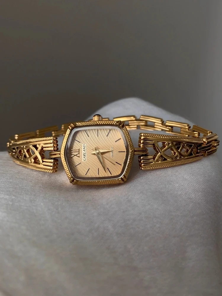Women Quartz Watch French Court Hollow Niche Design High Sense Exquisite Temperament Fashion Ladies Bracelet Watch Luxury