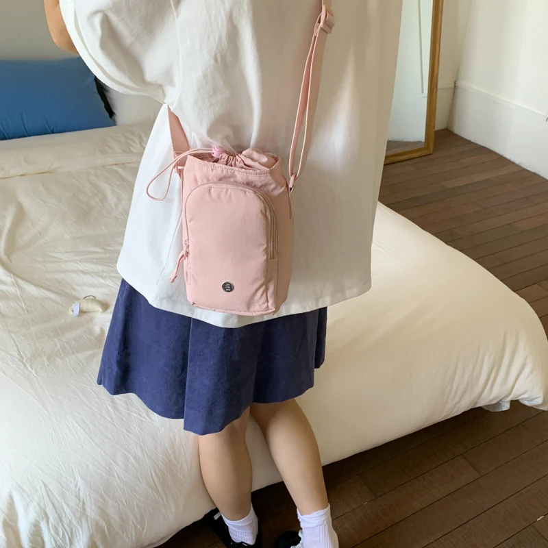 النمط الياباني فتاة لون نقي الرباط دلو حقيبة 2025 صيف جديد متعدد الوظائف الرجال والنساء حقيبة كتف Crossbody B