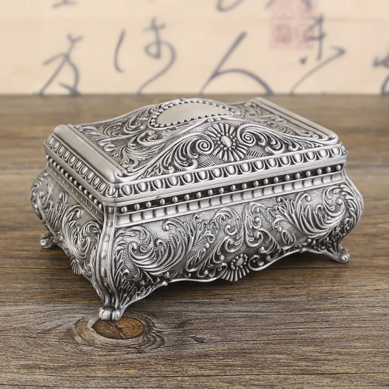 Light luxury European retro arched storage box antique tin classical creative decoration box exquisite relief crafts