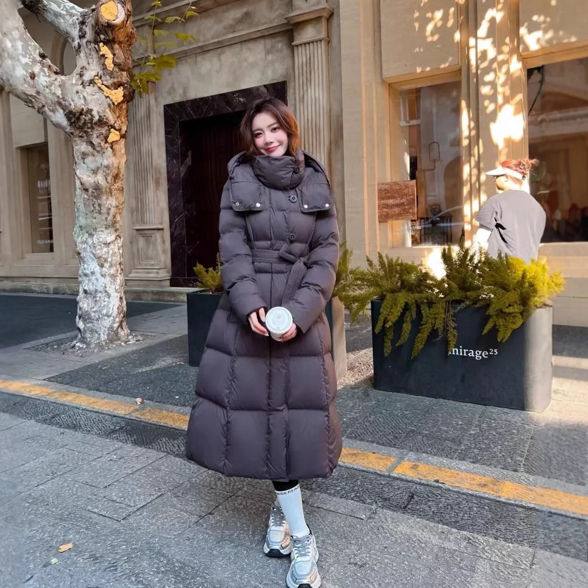 2025 Chaqueta de plumón de pato blanco de invierno europeo 90 para mujer Chaqueta larga con capucha para ir al trabajo