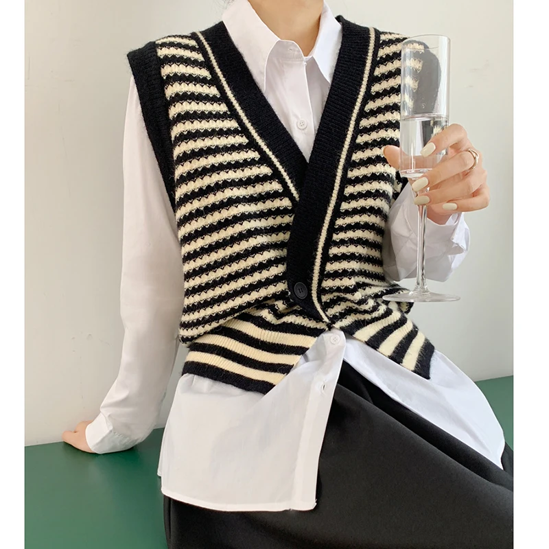 

2026 New Womens Button Front Cable Knit Cardigan Sweater Vest Sleeveless Striped Knitted Vest Jacket Casual Cardigans Vests