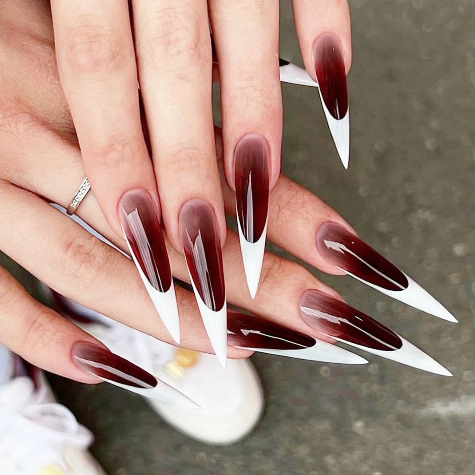 24-teiliges glänzendes schwarzes künstliches Nägel-Set zum Aufdrücken von Nagelspitzen, einfarbig, lang, Stiletto, abnehmbare kü