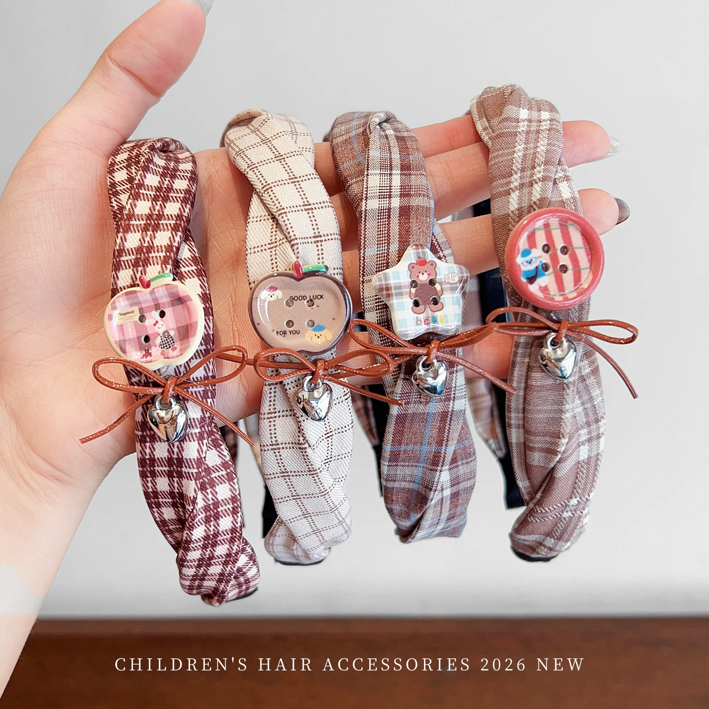 Koreanisches kariertes, verdrehtes Kinder-Haarband, süßer Cartoon-Harzschmuck, Schleifen-Herzanhänger, Mädchen-Haarreif, rutschfeste Kinder-Haaraccessoires – Detail 3