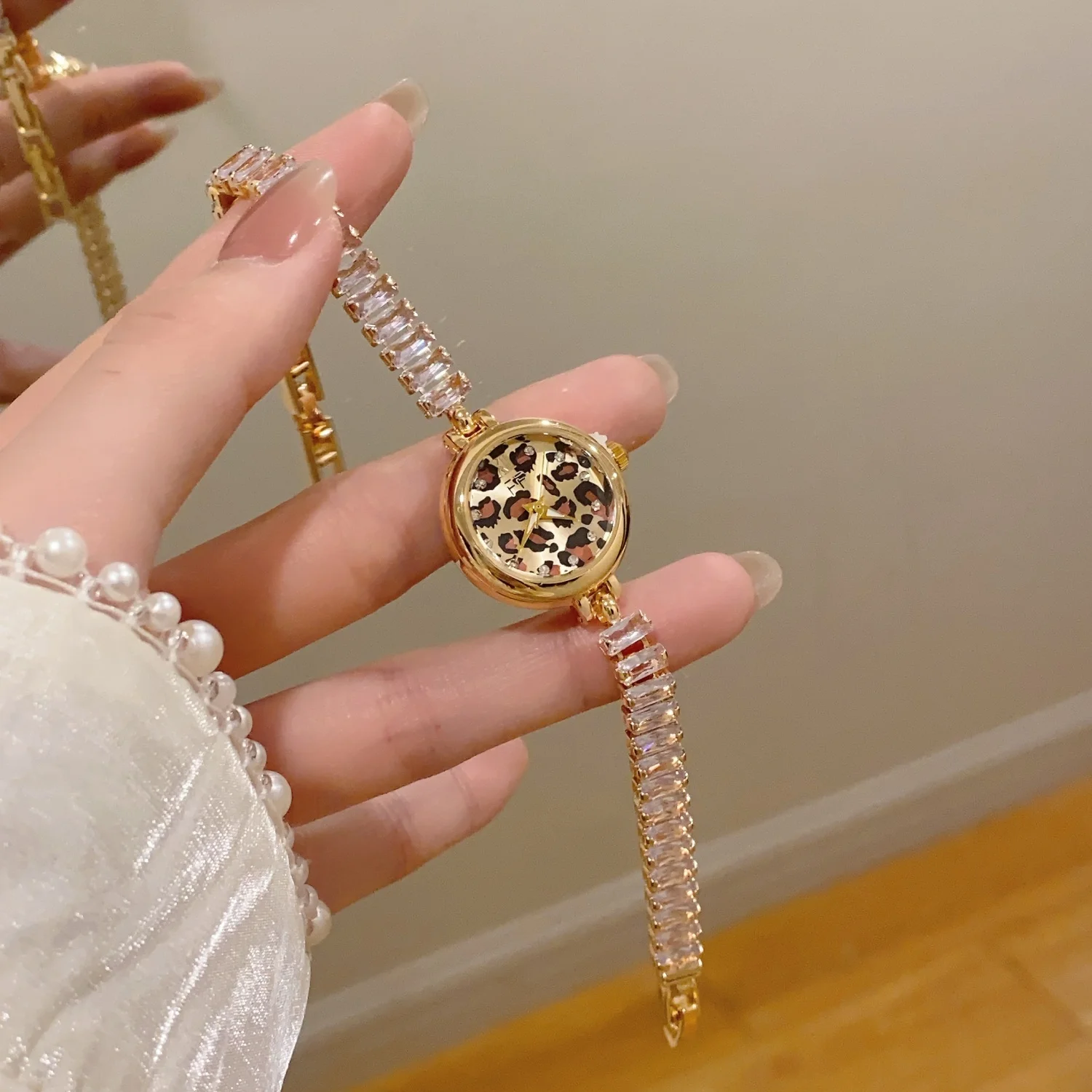 Women's Inlaid Zircon Bracelet With Diamond Quartz Watch Round Simple Dial Niche Ladies Watches Gold Clock Women Wristwatches