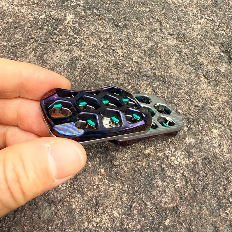 Totalmente scavato rospo EDC posizione infinita zirconio cavallo magnetico in metallo punta delle dita push card giocattolo da tavolo di decompressione