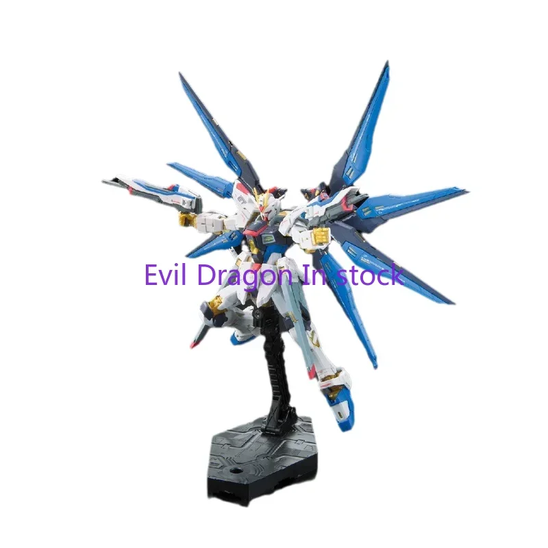 Bandai Originele Gundam Anime Model Rg 1/144 Strike Vrijheid Gundam Actiefiguur Assemblage Model Speelgoed Kerstcadeau Voor Kinderen