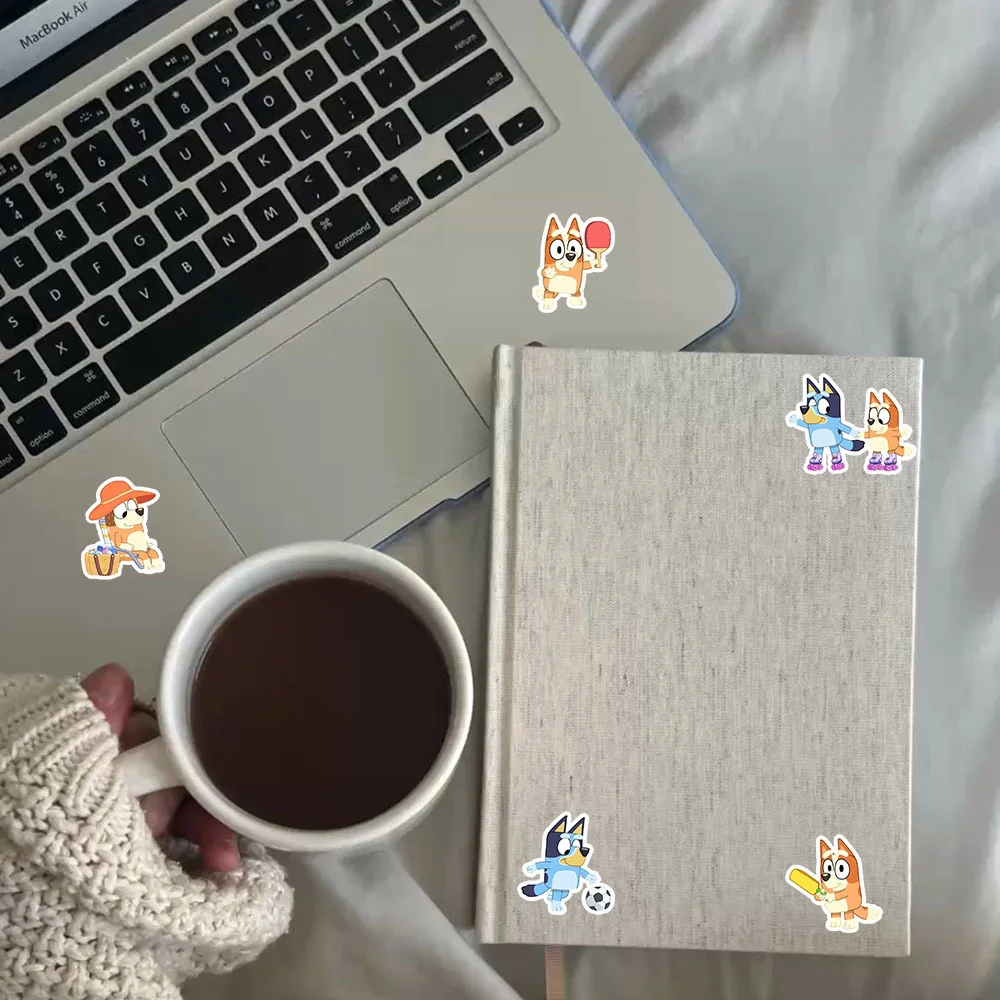 هدية السنة الجديدة الأكثر مبيعًا 55 ملصقًا Bluey شارات كلب Bluey لطيفة ومبتكرة مثالية لحافظات الهاتف المحمولة والأمتعة ذاتية الصنع